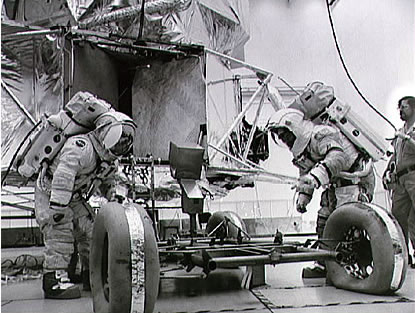 Apollo 17
                        geflscht: Das "Mondauto" im Training
                        neben einer "Mondlandefhre", da hat
                        das "Montauto" einen Plattfuss