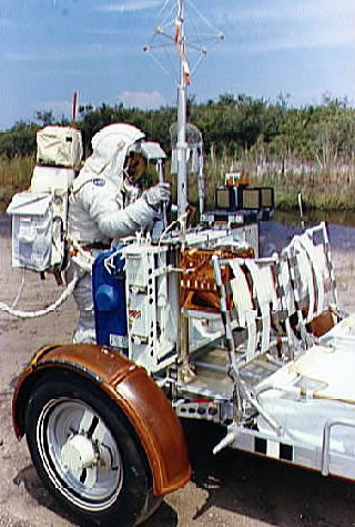 Apollo 17 geflscht: Im Training werden am
                        Heck des "Mondautos" Experimente
                        durchgefhrt