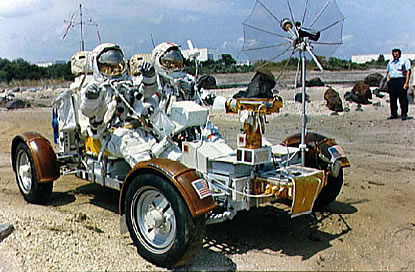 Apollo 17
                        geflscht: Zwei "Astronauten" fahren
                        im Training auf dem "Mondauto" auf
                        einer simulierten "Mondoberflche"
