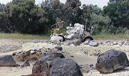 Apollo 17
                        geflscht: Zwei "Astronauten" fahren
                        mit dem "Mondauto", und im Vordergrund
                        sieht man verschiedene
                        "Mondoberflchen" simuliert