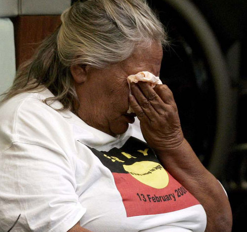 Aborigines-Frau in
                                  Tr�nen mit T-Shirt f�r diesen Tag