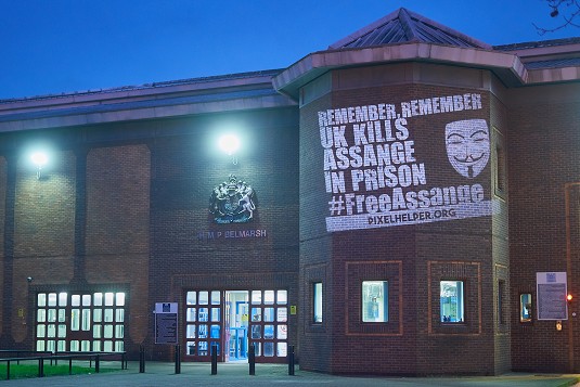 Lichtaktion 31.1.2020: Spruch f�r Assange 01