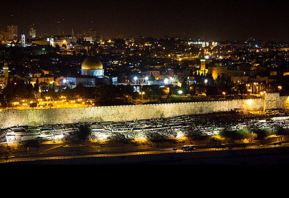 Jerusal�n con iluminaci�n normal con la
                    Explanada de las Mezquitas: La muralla de la ciudad
                    parece m�s clara que la C�pula de la Roca [2].