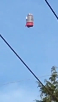 Biel 10. Oktober
                    2017, UFO schwebt �ber einer Kreuzung in Form eines
                    still schwebenden Einmachglases, Nahaufnahme