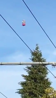 Biel 10. Oktober 2017, UFO
                    schwebt �ber einer Kreuzung in Form eines still
                    schwebenden Einmachglases