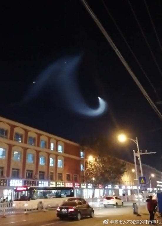 Nordchina
                    11.10.2018: UFO Kurvenwolke, Haken in Parabelform
                    mit Wohnblock