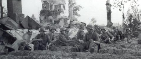 Helme der Wehrmacht mit Ohren- und
                        Nackenschutz, Beispiel Russlandfeldzug
