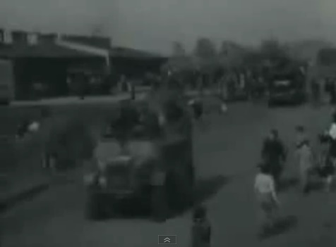 Lastwagen mit Kriegsgefangenen kommen an