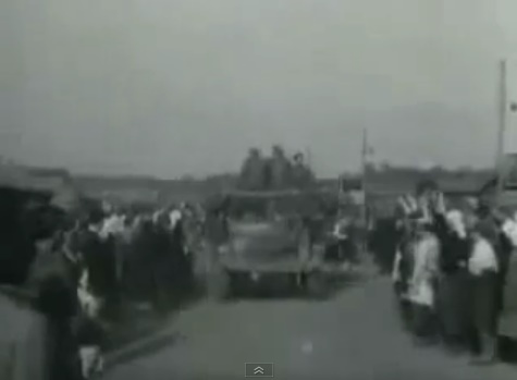 Die ankommenden Lastwagen mit Kriegsgefangenen
              werden von Frauen und Kindern bejubelt