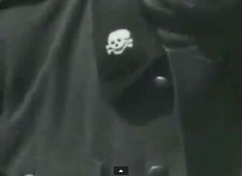 SS-Totenkopf-Abzeichen auf einem Schal