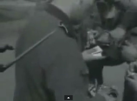 SS-Leute werden durchsucht