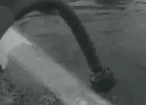 Wasseransaugschlauch aus einem grossen Gew�sser
                (wahrscheinlich aus dem Rhein)