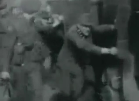 Kriegsgefangene stossen volle Wagen und hinten
                dran sind die britischen W�chter mit Gewehren