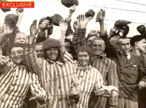 Befreiung von Bergen-Belsen,
                  gut ern�hrte H�ftlinge mit M�tzen an einem k�hlen Tag
                  im April 1945, 15. April 1945