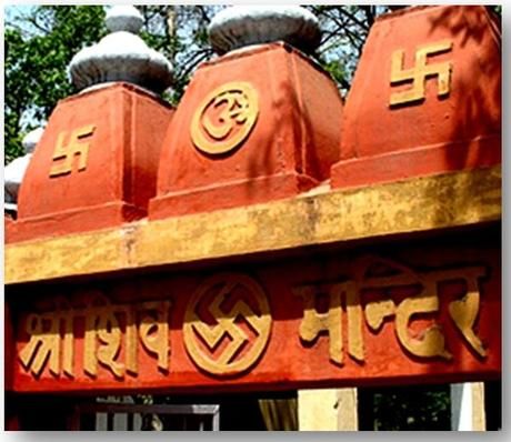 Hinduismus: Tempeleingang mit Hakenkreuzen (Swastikas als Glückssymbol) an einem Tempeleingang in Indien