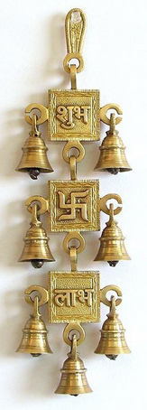 Indien, Glockenbaum mit Hakenkreuz (Swastika als Zeichen der Wahrheit und Ewigkeit)