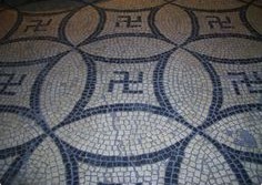 Hakenkreuze (Swastikas als Glückssymbole) in einem römischen Mosaik in Köln