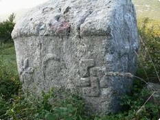 Bosnien, Grenzstein mit Hakenkreuz (Swastikas als Symbole für die Verbindung von Himmel und Erde, oder Feuer)