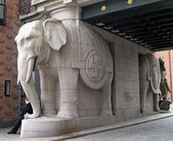 Die Elefanten der Bierbraueei Carlsberg in Dänemark mit Hakenkreuzen - in den 1930er Jahren wurde das Firmenlogo wegen der NSDAP geändert, die Elefanten blieben bis heute stehen