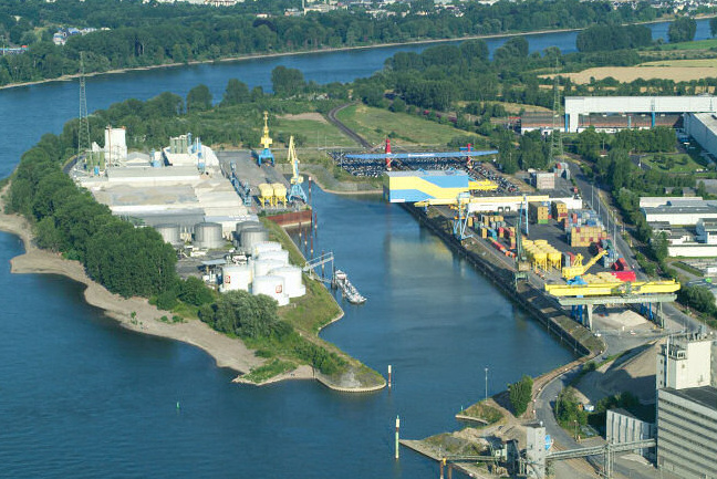 �l- und
                      Containerhafen Andernach heute (2013)