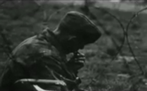 Prisionero alem�n de guerra con un cerco
                          de alambre espinado al lado (20min. 12seg.)