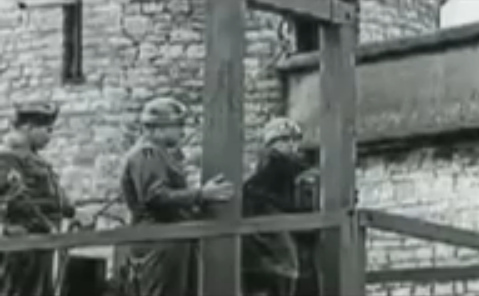 El prisionero tiene una bolsa negro en su
                          cabeza (25min.27seg.)