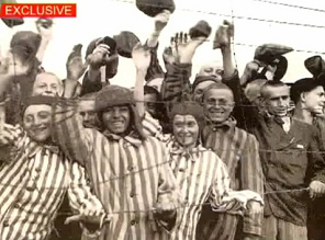 Befreiung von Bergen-Belsen,
                                    gut ernährte, jüdische Häftlinge mit
                                    deutschen, gestreiften
                                    Häftlingsanzügen und Mützen an einem
                                    kühlen Tag im nasskalten April 1945,
                                    15. April 1945