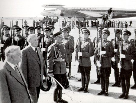 Empfang Adenauers am Flughafen in Moskau
                          1955
