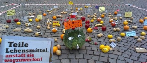 Austauschb�rse f�r nicht
                  gebrauchte Lebensmittel in K�ln, November 2013:
                  "Teile Lebensmittel, anstatt sie
                  wegzuwerfen."
