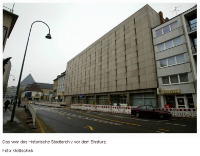 Das Stadtarchiv
                            K�ln im Jahre 2007, Aussenansicht mit
                            gr�sslich langweiliger Fassade