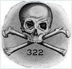 Satanistische Politsekte
                  Skull&Bones, Logo mit Sch�del, Knochen und der
                  Zahl 322
