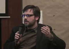 Sebastian
                  Bartoschek in Schwarz mit Mikrofon