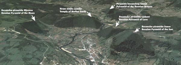 Pyramiden von Visoko, �bersichtsfoto,
                    Luftaufnahme: Mondpyramide - Mutter-Erde-Tempel -
                    Drachenpyramide - Liebespyramide - Sonnenpyramide