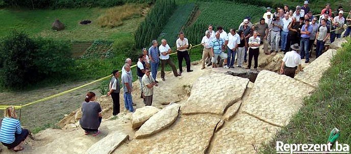 Visoko, Pyramidenf�hrung an
                            einer Ausgrabung
