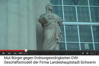 Schwerin, Justizia-Statuen, ein Arm fehlt 01