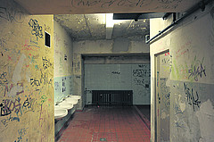Verkritzelte Sanit�rbereiche durch kriminelle
                      Asylbewerber, z.B. eine Turnhalle in
                      Berlin-Lichtenberg