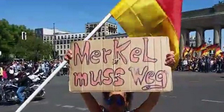 Motorrad-Demonstration vor
              dem Brandenburger Tor in Berlin, 20. Mai 2018 - 03