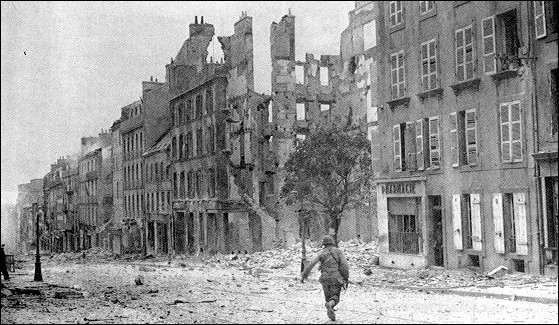 Brest Rue Jean Jaur�s in Ruinen September
                      1944, "amerikanischer Soldat"