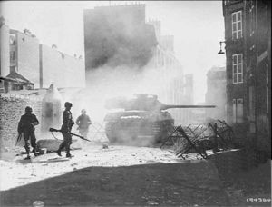Brest Strassenkampf mit
              "US"-Panzer M18 Hellcat, September 1944
