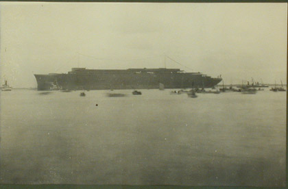 Saint-Nazaire, Stapellauf des Schiffes
                        "Normandie" 1932, die
                        "Normandie" vor dem Hafen