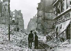 Nantes Bombardement
                        Altstadt in Ruinen September 1943