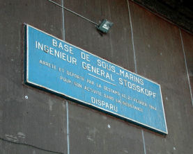Lorient, Tafel
                    am U-Boot-Bunker "Stosskopf" 1946