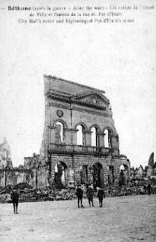 B�thune
                      in Ruinen, Grosser Platz ("Grand-Place")
                      1944 ca.