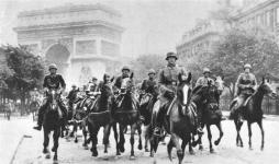 Paris, Parade 14.6.1940, NS-Reiterei mit
                        Triumphbogen