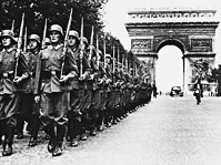 Paris, Parade 14.6.1940, NS-Infanterie mit
                        Triumphbogen