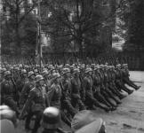 Paris Parade 14.6.1940, NS-Infanterie im
                        Stechschritt