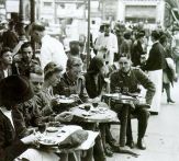 Paris, deutsche Soldaten im
                          Strassencaf�, Sommer 1940