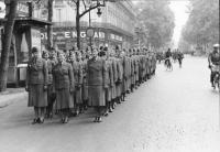 Paris, Nachrichtenhelferinnen stehen
                        stramm, August 1940