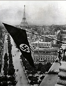 Paris,
                        die Hakenkreuzfahne h�ngt am Triumphbogen,
                        29.8.1940