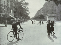 Paris, Velo auf Boulevard ohne Autos,
                            Sommer 1940